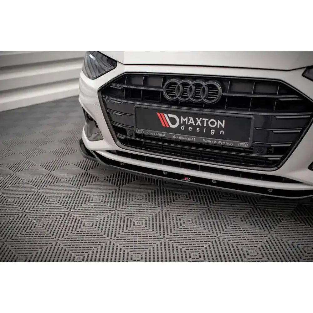 Frontsplitter til Audi A4 B9 Facelift i sort blank finish montert på hvit bil, nærbilde forfra.