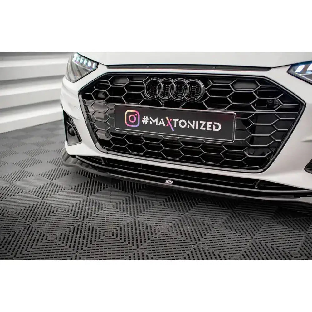 Frontsplitter til Audi A4 S-Line B9 Facelift, montert under sort bikubemønstret grill på hvit bil.