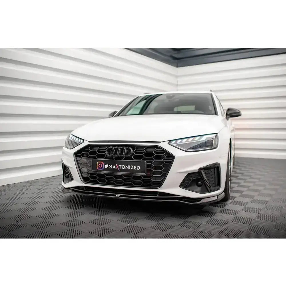 Front lip på Audi A4 S-Line B9 Facelift med sort bikubegrill og LED-frontlykter i lyst rom.