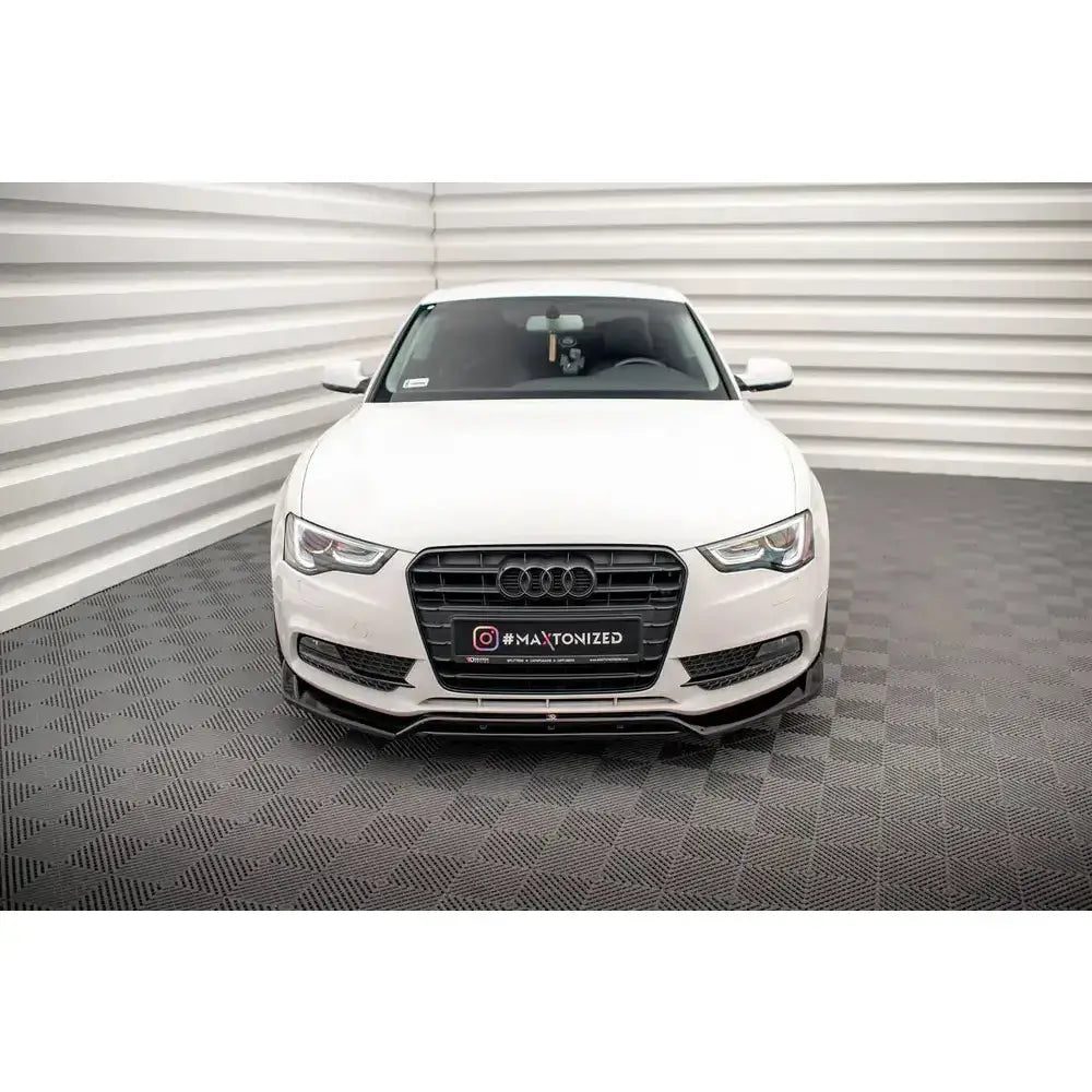 Frontspoiler på Audi A5 Coupe 8T Facelift V.2, hvit bil sett forfra med markert svart frontleppe.