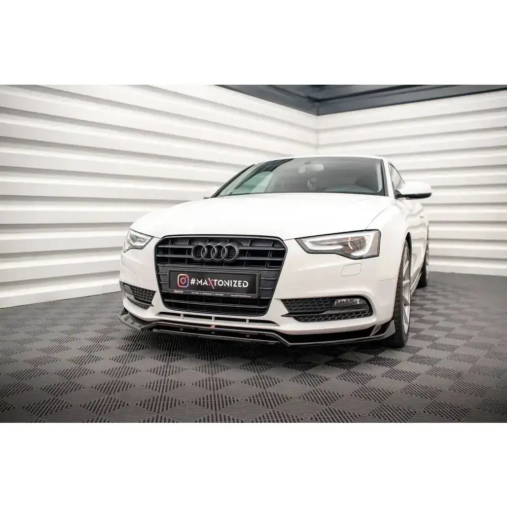 Front lip på Audi A5 Coupe 8T Facelift V.2 montert på hvit bil med svart grill og sporty frontsplitter.