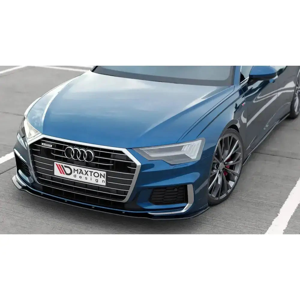 Front lip på blå Audi A6 S-Line med markant grill, LED-frontlykter og Maxton design-logo på skiltholder.
