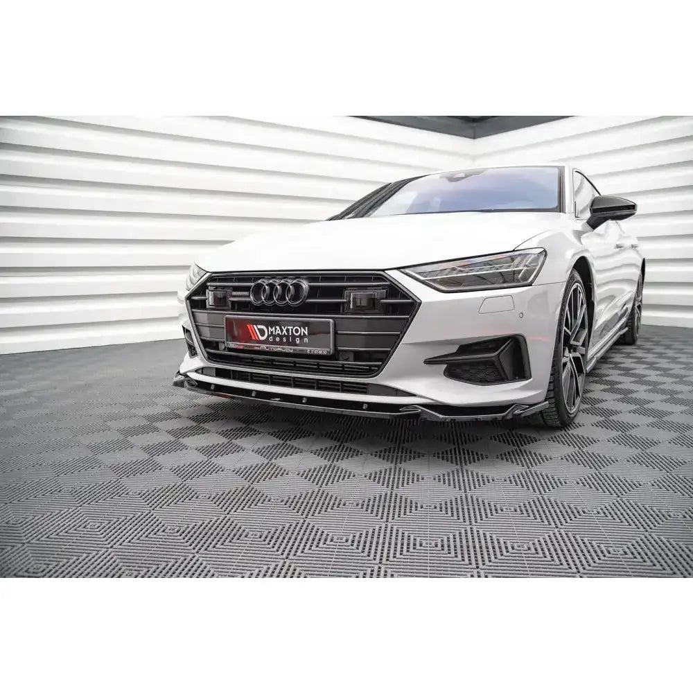 Frontspoiler på hvit Audi A7 C8 V.2 med sorte detaljer, sett forfra med synlige felger og grill.