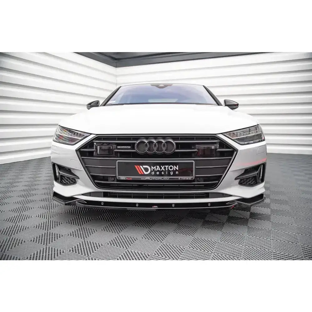 Frontsplitter på Audi A7 C8 V.2, svart Maxton Design-frontleppe og markant grill sett forfra.
