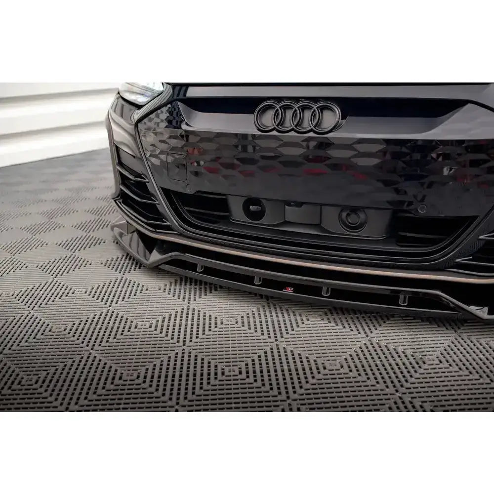 Frontsplitter til Audi e-Tron GT V.2 i blank svart plast med sekskantet grillmønster, sett forfra.