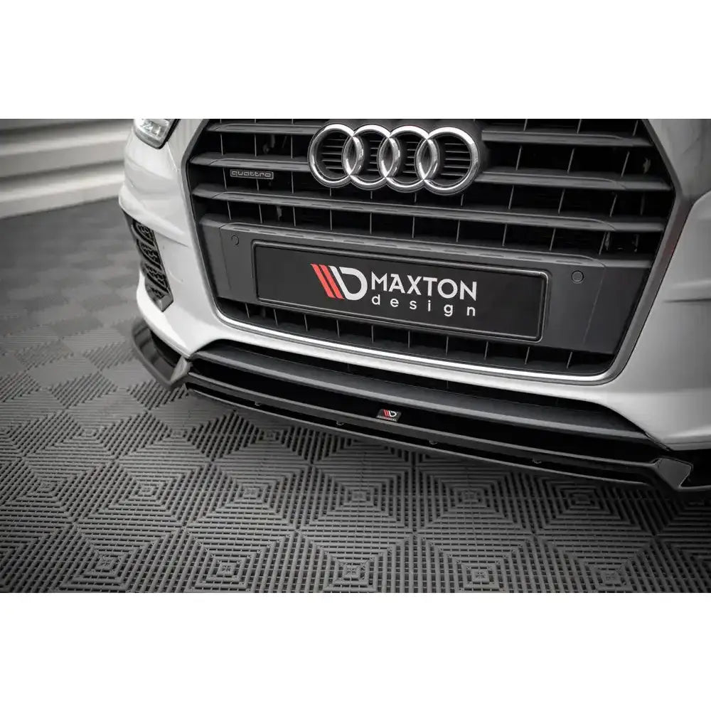 Frontsplitter til Audi Q3 S-Line 8U Facelift med blank sort finish og Maxton Design-logo foran.