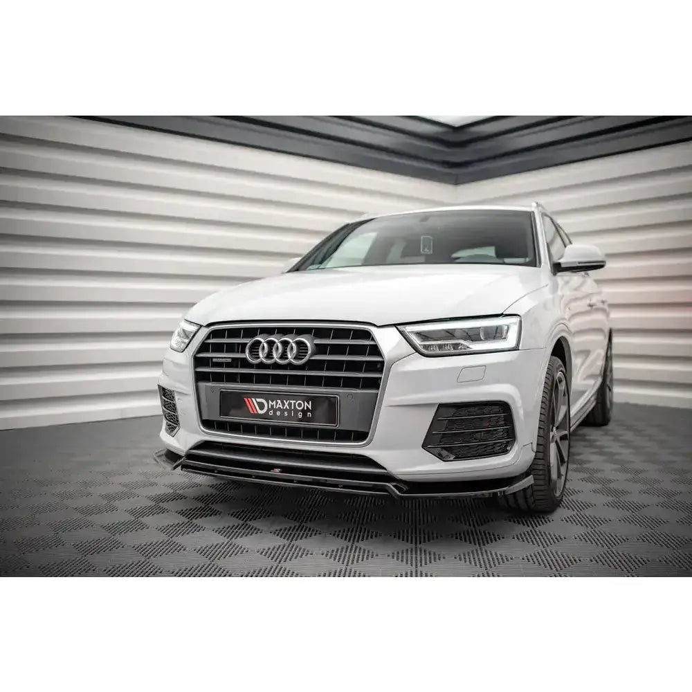Front lip på Audi Q3 S-Line 8U Facelift med sort grill og sporty frontspoiler på industrigulv.
