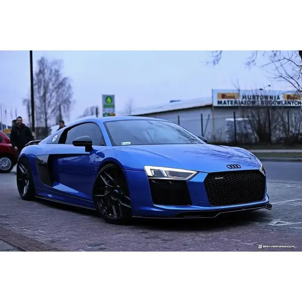 Frontsplitter på Audi R8 II V.2, blå sportsbil med sorte felger og markerte LED-frontlykter.
