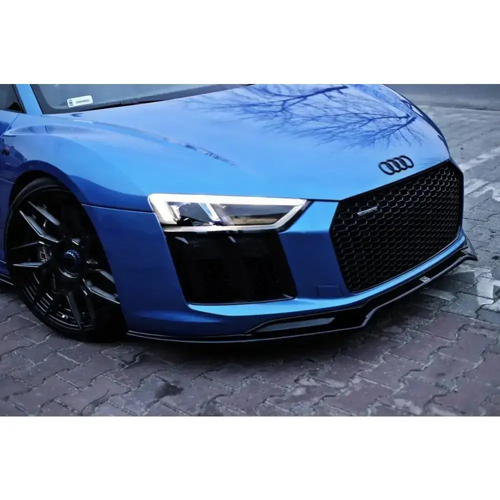 Front lip på Audi R8 II V.2 sett forfra fra venstre, blå bil med sorte felger og LED-lys på brostein.