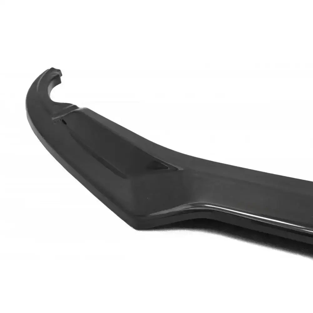 Frontspoiler til Audi R8 II V.2 i sort matt plast sett fra skrått sideperspektiv med markerte kanter.