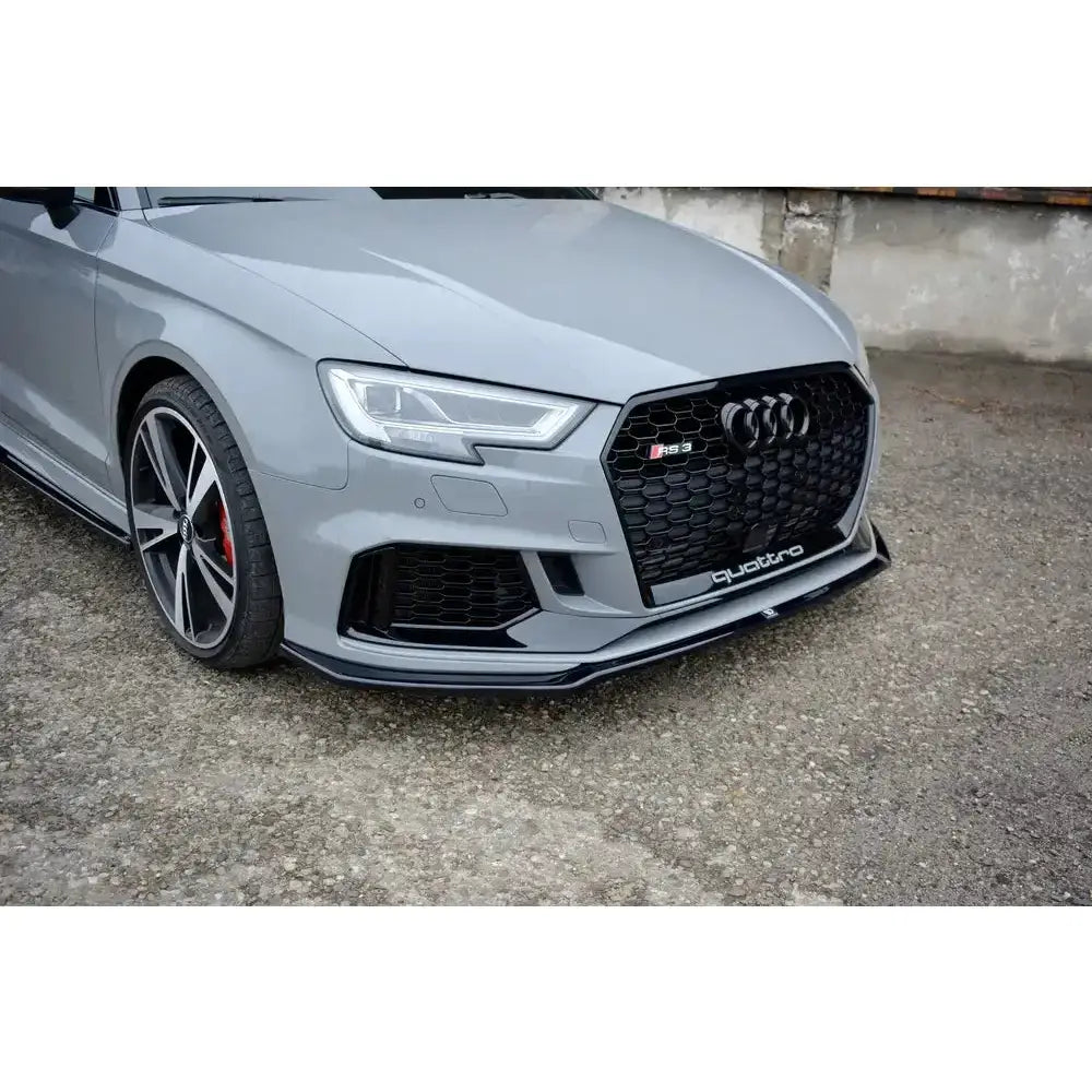 Frontsplitter på Audi RS3 8V FL sedan med sort grill, røde bremsekalipere og store aluminiumsfelger.