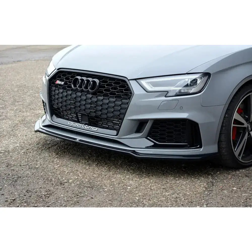Front lip på Audi RS3 8V FL sedan med sort bikubegrill, quattro-logo og røde bremsekalipere.