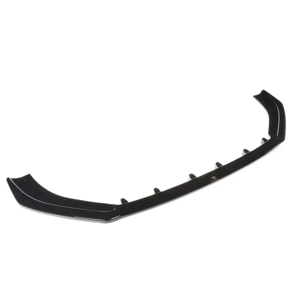 Front splitter Audi Rs3 8V Fl Sedan i sort glanset finish, sett fra skrå vinkel med synlige fester.