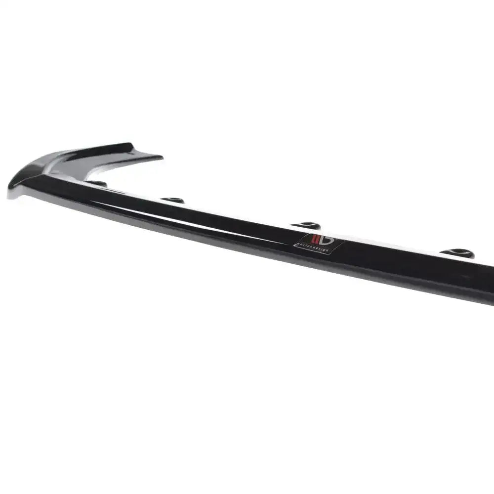 Frontspoiler til Audi RS3 8V FL sedan, sort glanset plast med monteringshull og logo, sett fra skrå vinkel.