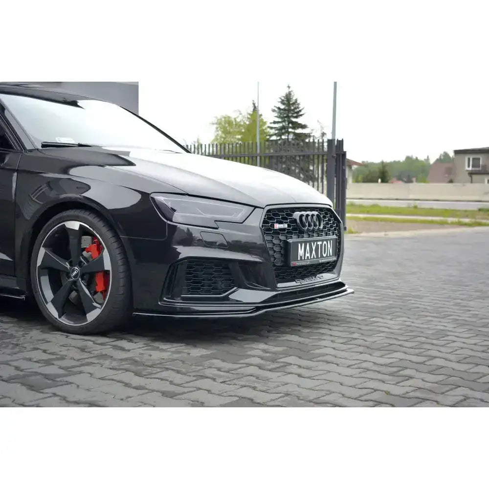 Frontsplitter på Audi RS3 8V Sportback med røde bremsekalipere og aluminiumsfelger på brostein.