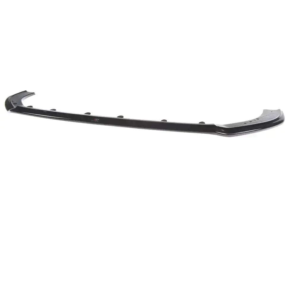 Frontspoiler til Audi Rs3 8V FL Sportback, sort plast med markerte kanter, sett fra skrå vinkel.