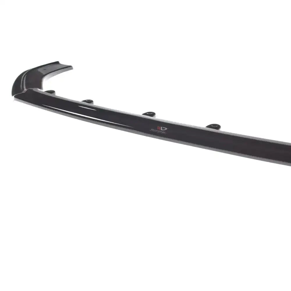 Frontsplitter til Audi RS3 8V FL Sportback i sort plast med blank finish og synlig logo på hvit bakgrunn.