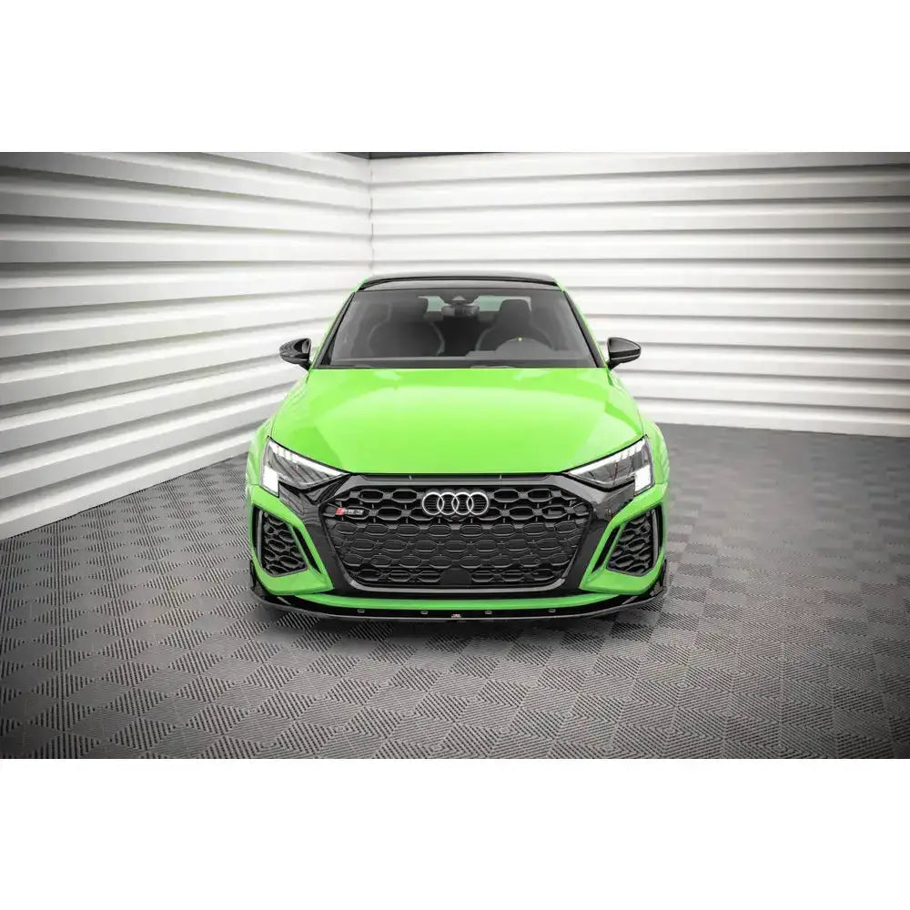 Frontspoiler på grønn Audi RS3 8Y V.2 sett forfra med sort grill og sportslige detaljer.
