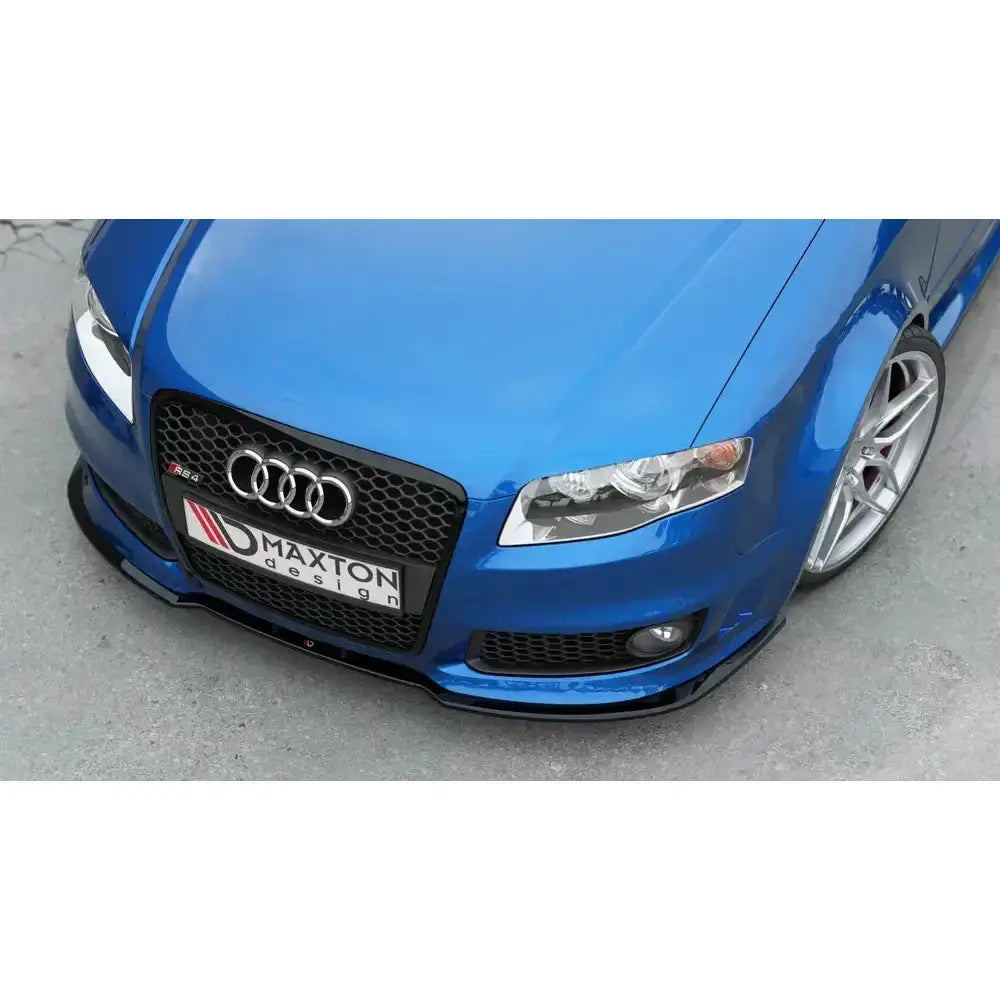 Front lip på Audi RS4 B7 med gloss svart finish, sølvfelger og svart grill sett skrått ovenfra.
