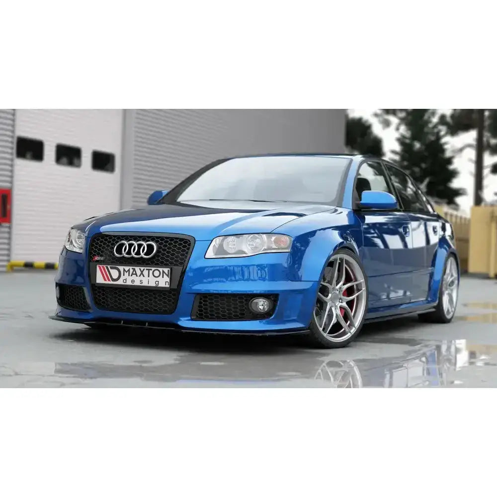 Front splitter på Audi RS4 B7 med blå lakk, store sølvfelger og svart grill sett fra lav vinkel.