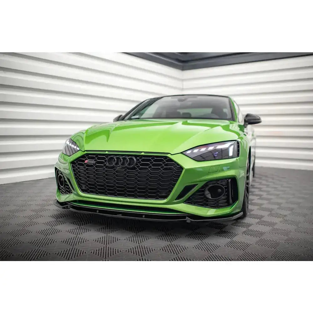 Front lip på Audi RS5 F5 Facelift V.2, grønn bil med sort bikakegrill og LED-frontlykter innendørs.