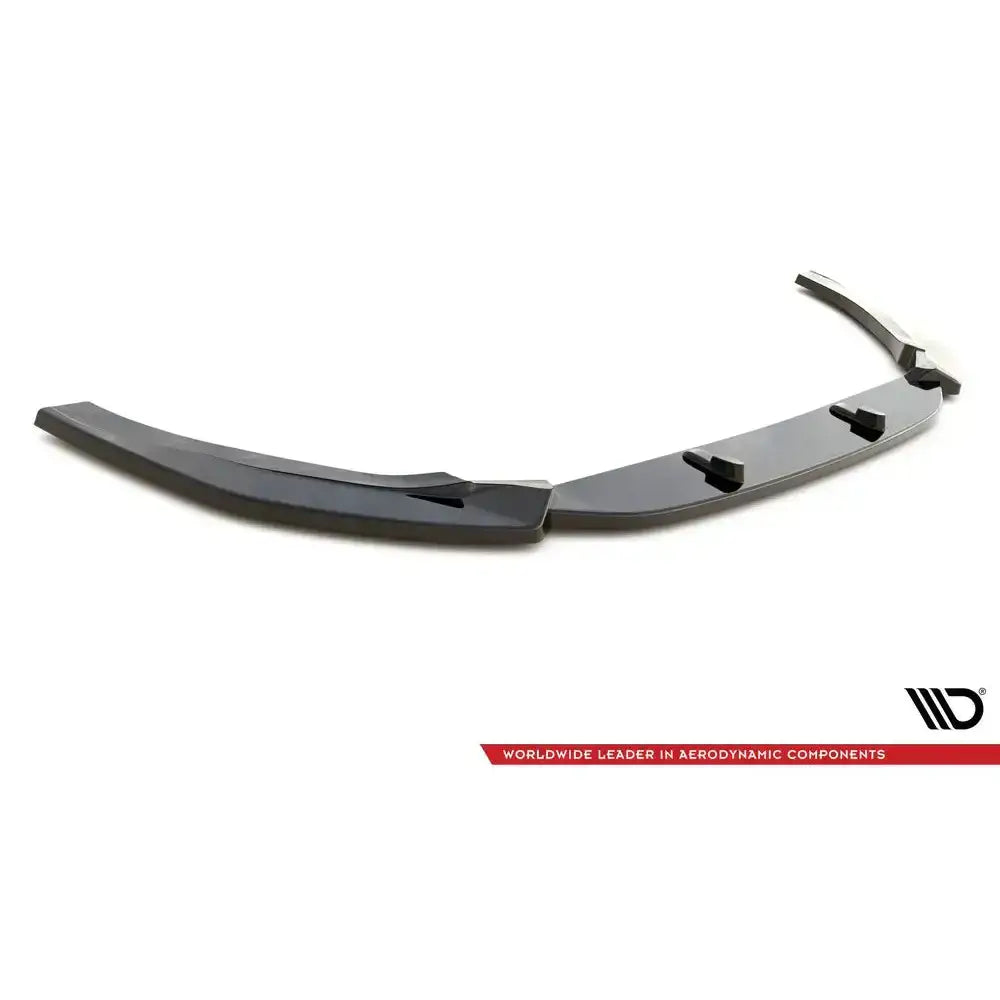 Front splitter Audi RS5 F5 Facelift V.2 i sort glans med markerte kanter, sett fra skrå vinkel.
