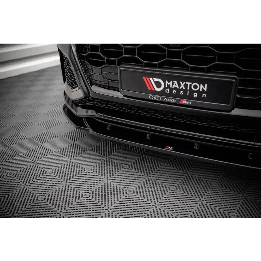 Front lip for Audi RSQ8 Mk1 V.2 i sort blank finish, montert under støtfanger med Maxton Design-logo.