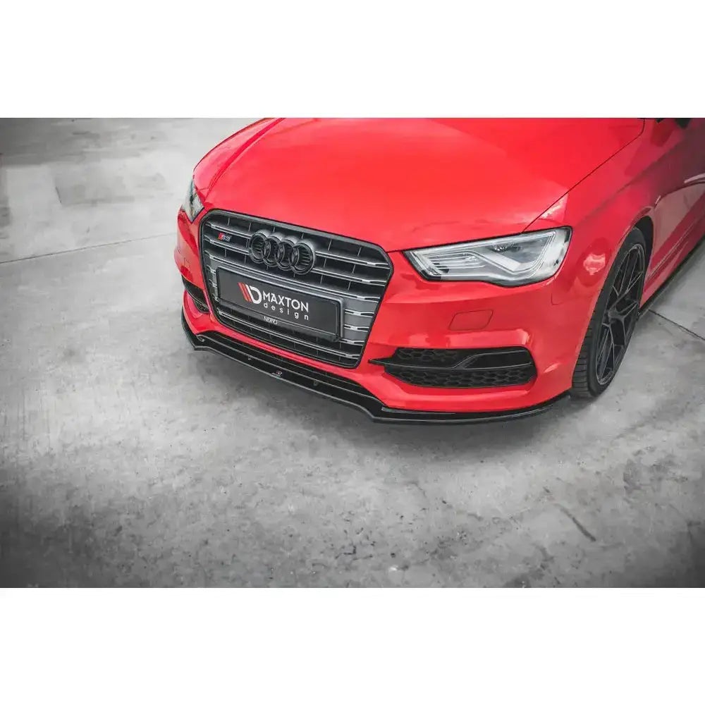 Frontsplitter på Audi S3 med svart V.2 frontleppe, sett forfra parkert på grå betong.