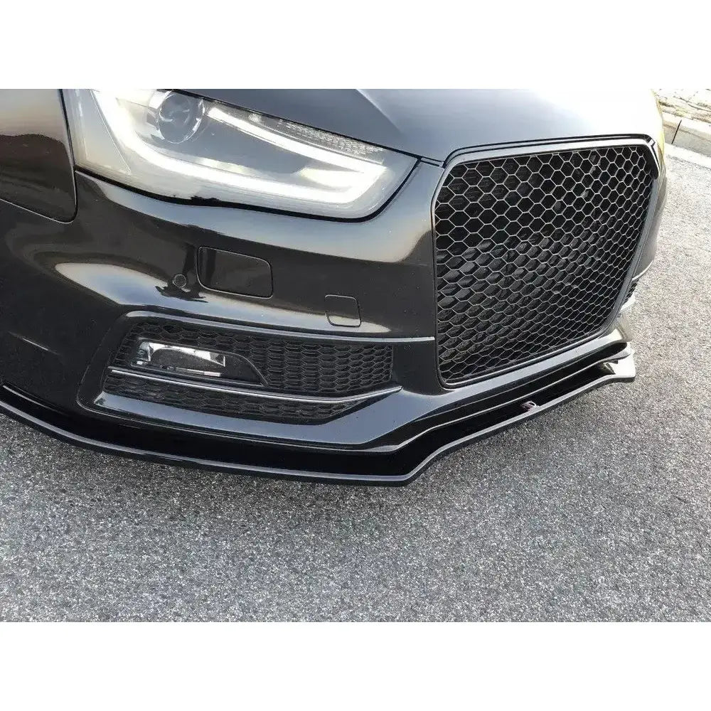 Frontsplitter på Audi S4 B8 FL med sort bikubemønstret grill og markerte frontlykter, sett fra venstre.