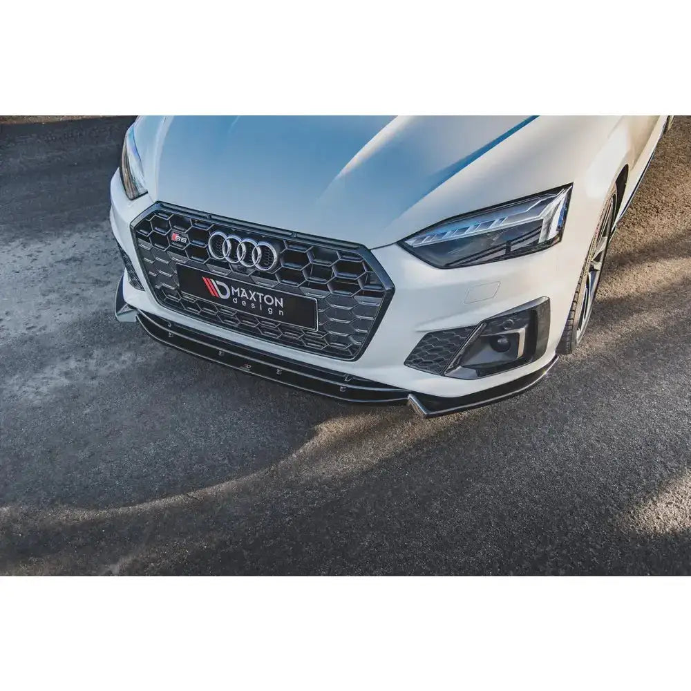Frontsplitter på Audi S5 F5 Facelift med sort grill og Maxton Design-logo på nummerskiltet.