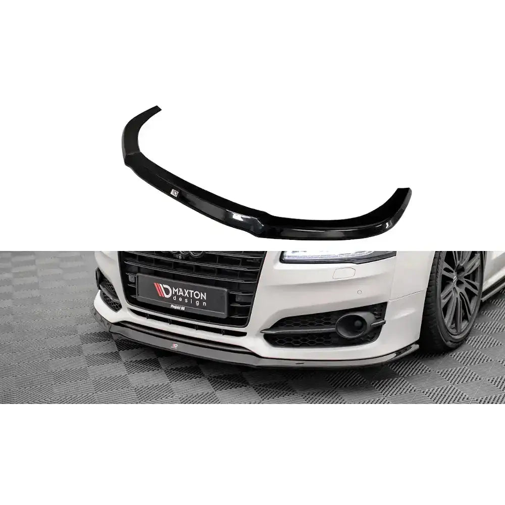 Frontleppe V.2 Audi S8 D4 i sort glanset plast montert på hvit bil med sportslig design.