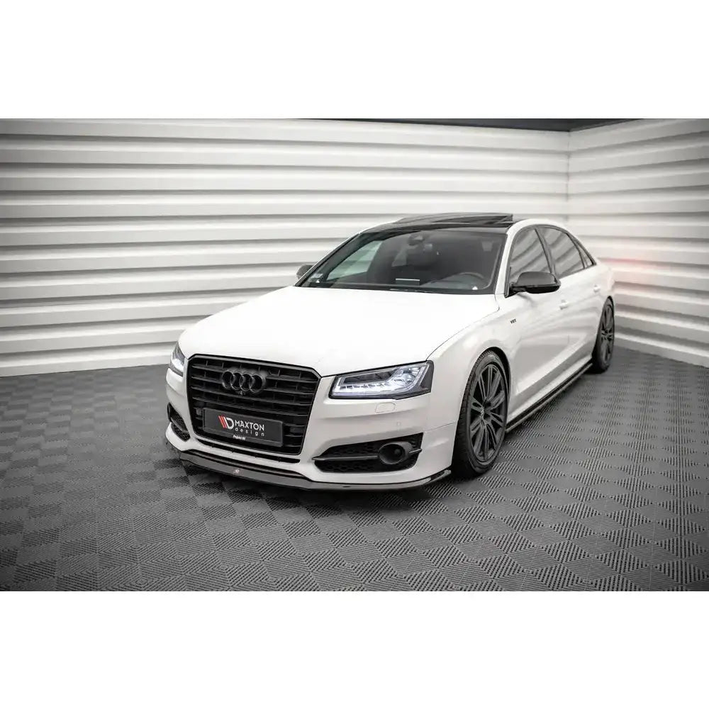 Frontsplitter på hvit Audi S8 D4 V.2 med sort grill, mørke felger og panoramatak i lyst rom.