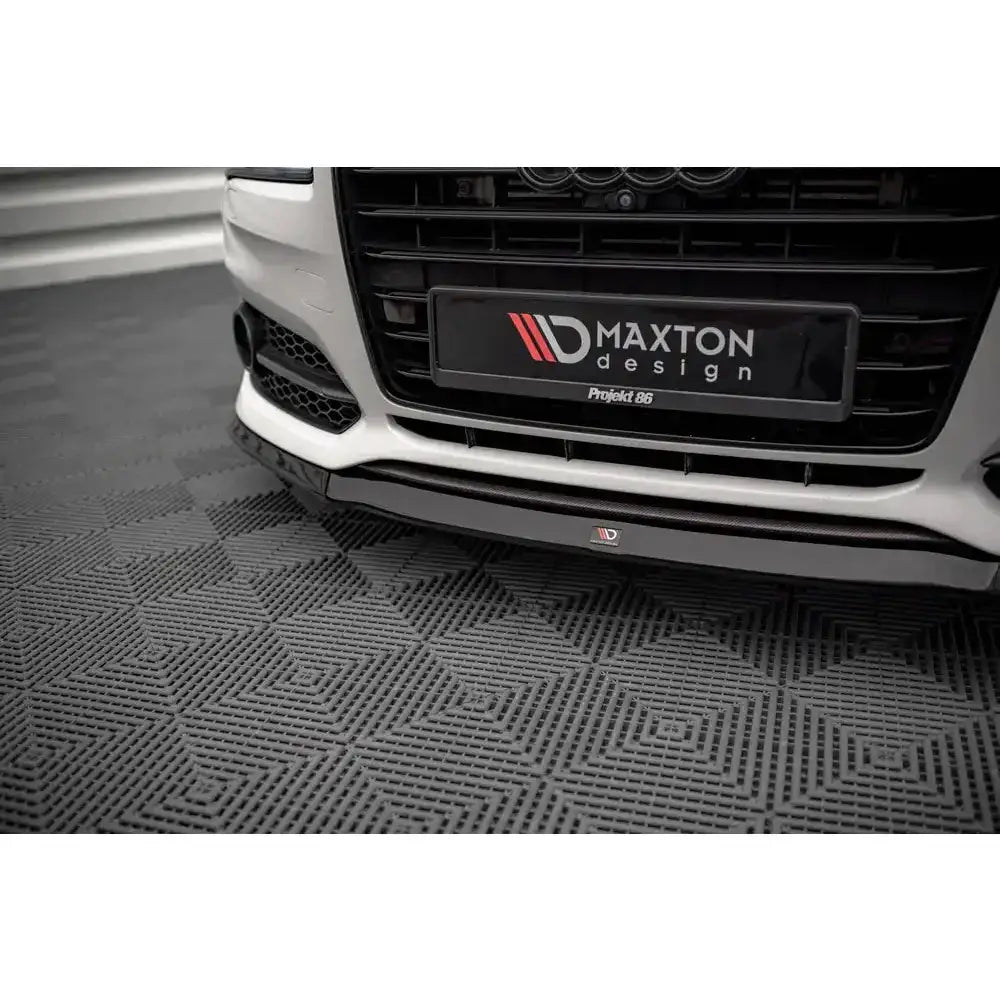 Front splitter Audi S8 D4 V.2 i sort og hvitt med Maxton Design-logo sett fra lav vinkel.