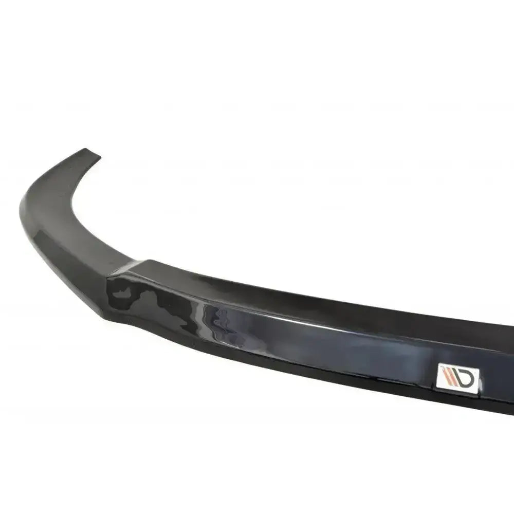 Frontspoiler Audi S8 D4 V.2 i sort, blank plast med diskret logo, avbildet fra skrå vinkel.