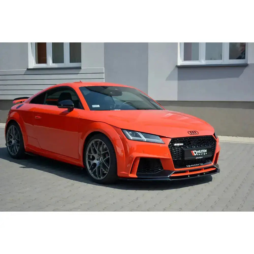 Frontspoiler på Audi TT Mk3 (8S) Rs, svart modell, montert på oransje sportsbil med aluminiumsfelger.