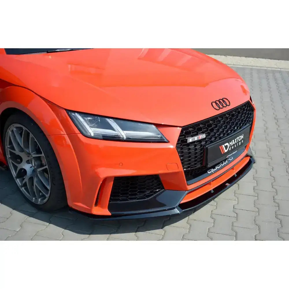 Frontsplitter på Audi TT Mk3 Rs V.2, sort spoiler montert under frontfanger med LED-lykter.