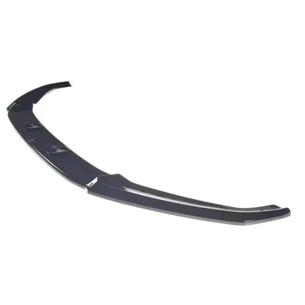 Frontspoiler til Audi TT Mk3 V.2 RS i svart plast med blank finish, sett fra skrå vinkel.