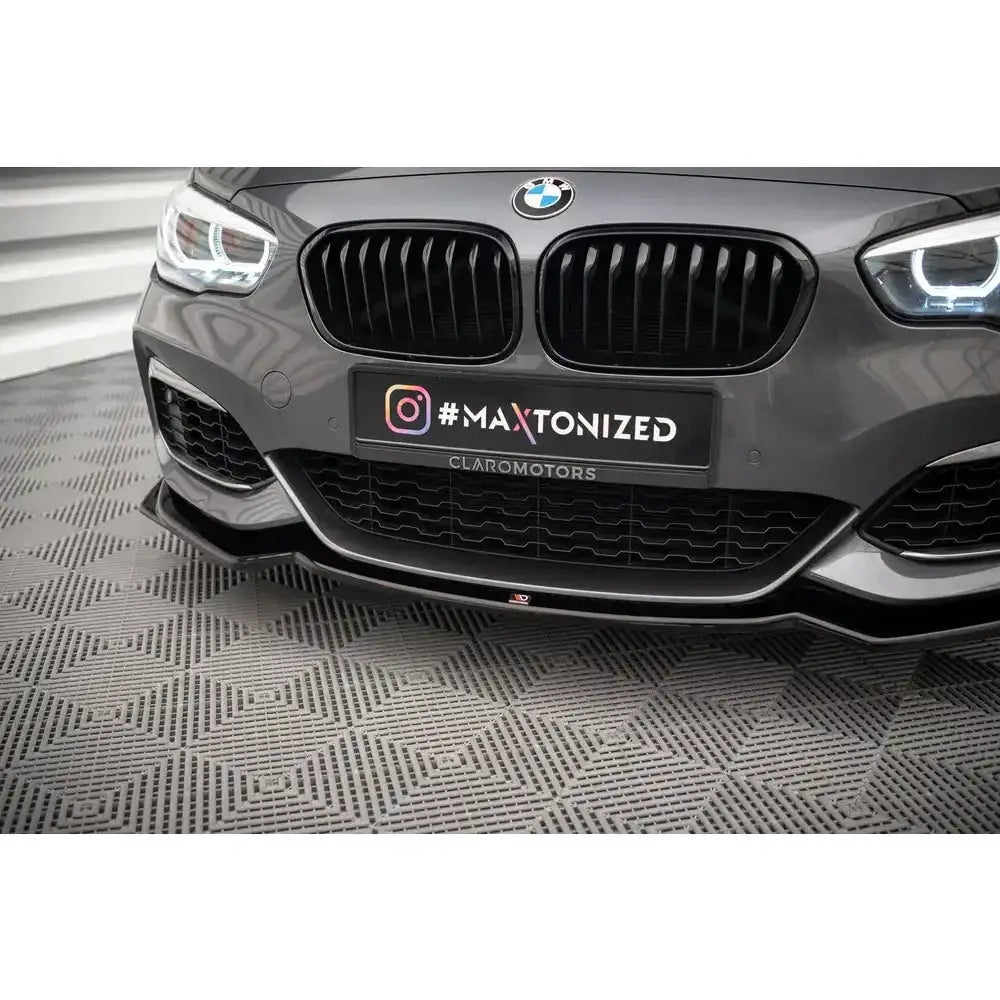 Frontsplitter på BMW 1 F20/F21 M-Power med sorte grilldetaljer og markante linjer på grå frontfanger.