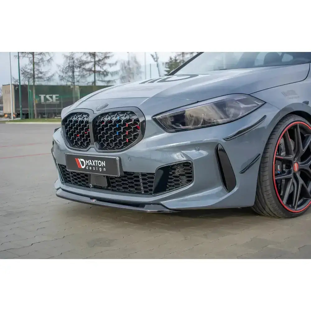Frontspoiler på grå BMW 1 F40 M-Pack med sort frontsplitter, luftinntak og Maxton Design-logo.