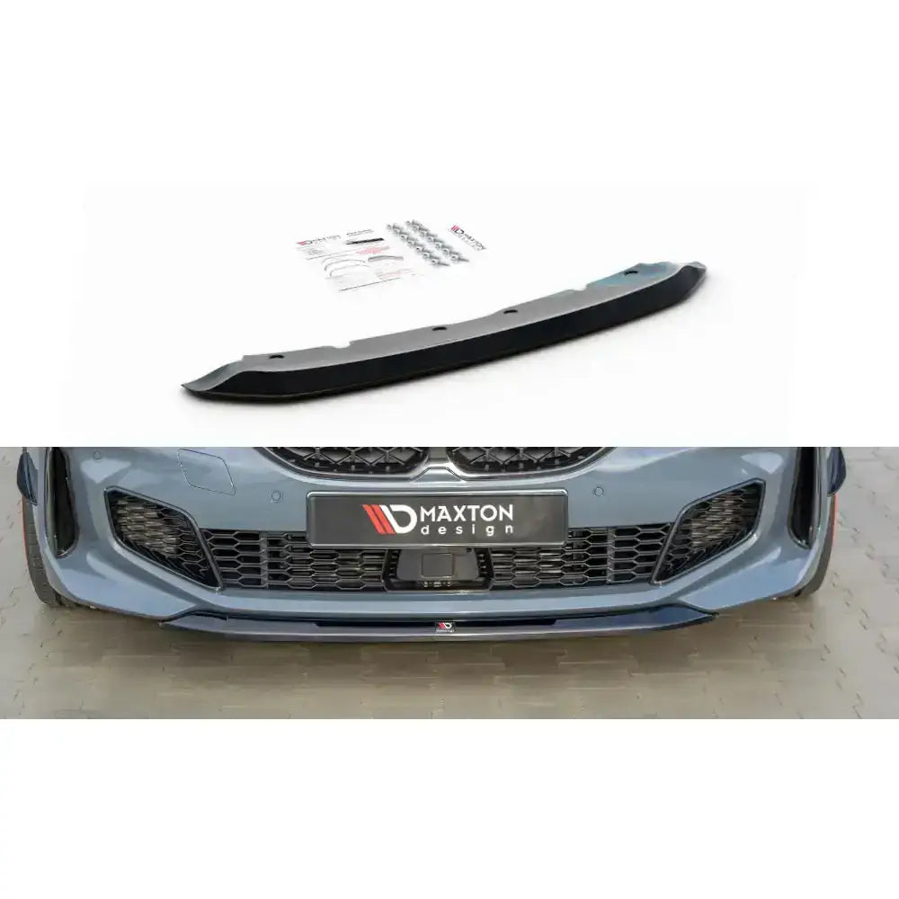Frontleppe V.2 BMW 1 F40 M-Pack i sort plast, vist med monteringsutstyr og påmontert bilfront.