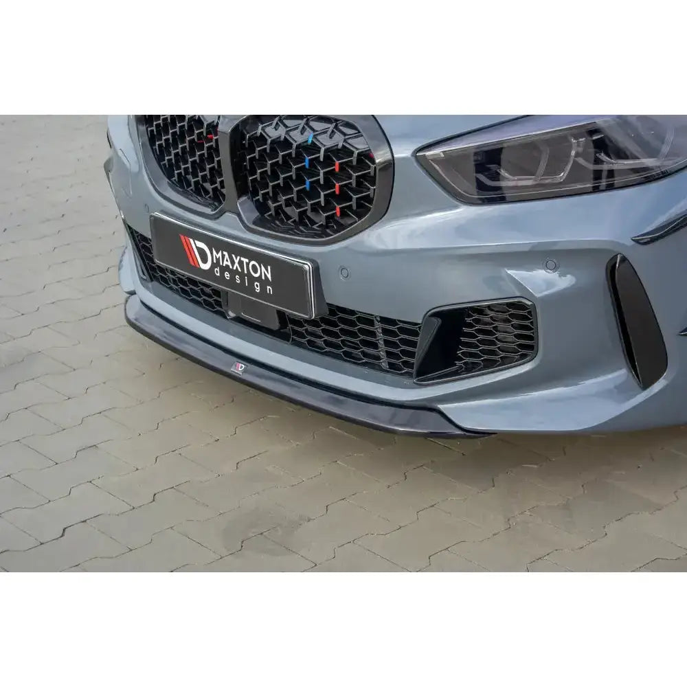 Frontsplitter på BMW 1 F40 M-Pack med sort grill og spoiler, sett skrått forfra i dagslys.