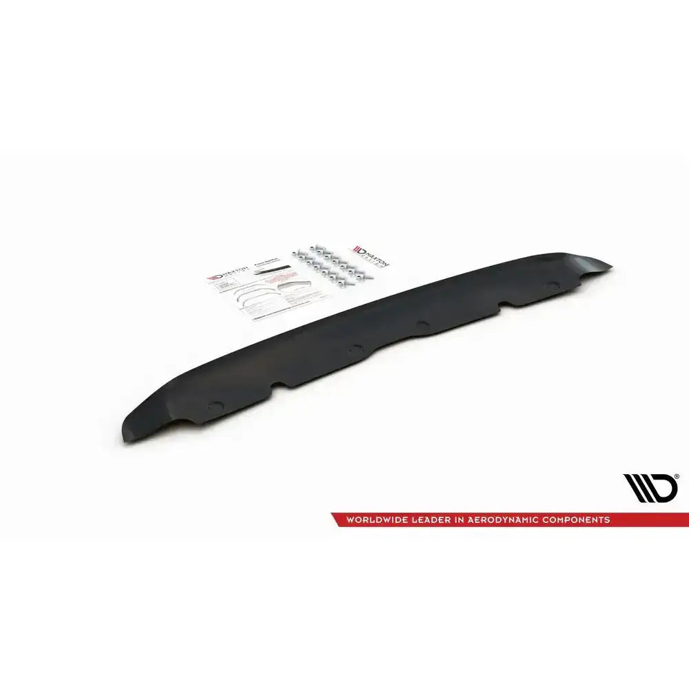 Front splitter til BMW 1 F40 M-Pack, svart buet plast med monteringsutstyr og instruksjoner.