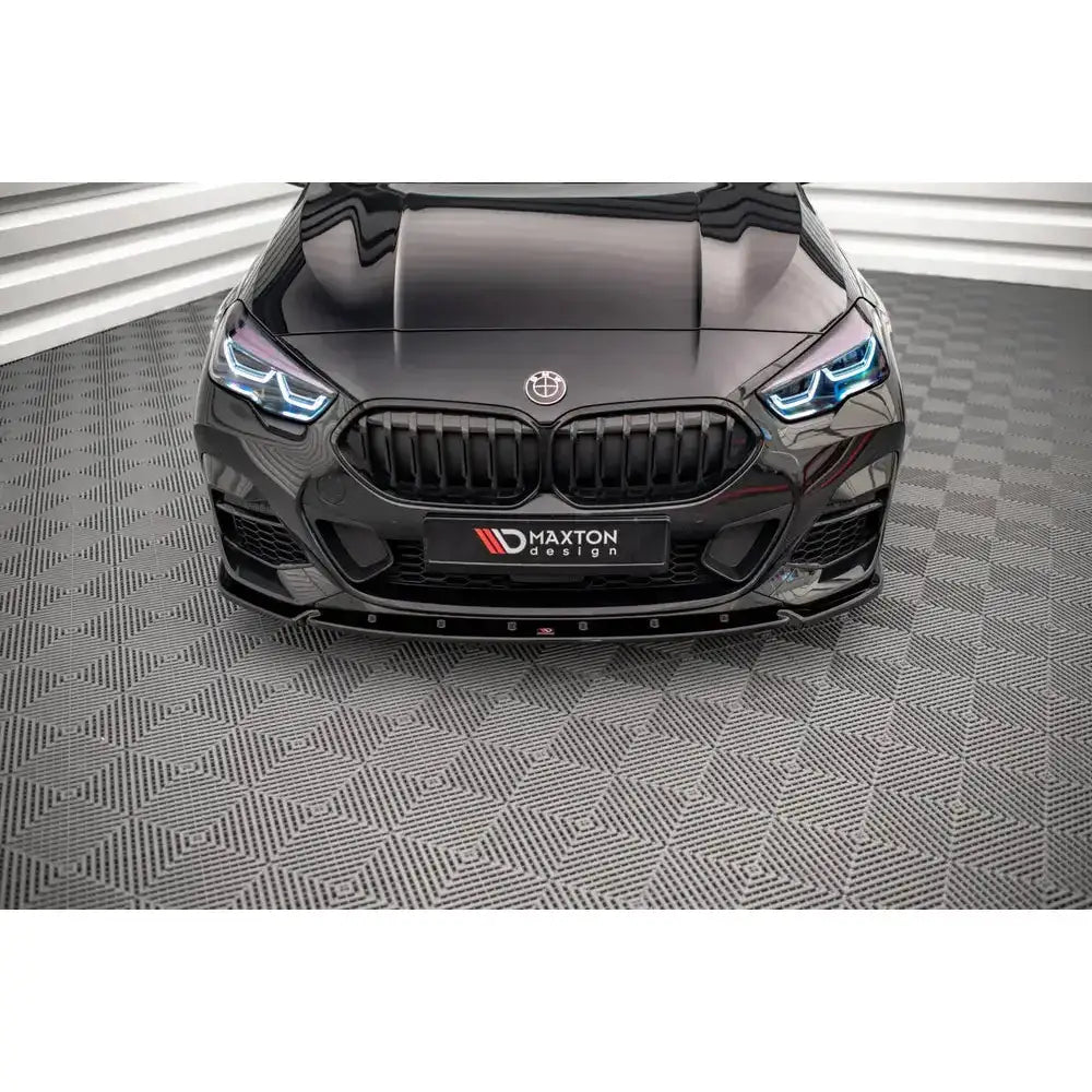 Frontsplitter på sort BMW 2 Gran Coupe M-Pack sett forfra med LED-lykter og Maxton Design-logo.