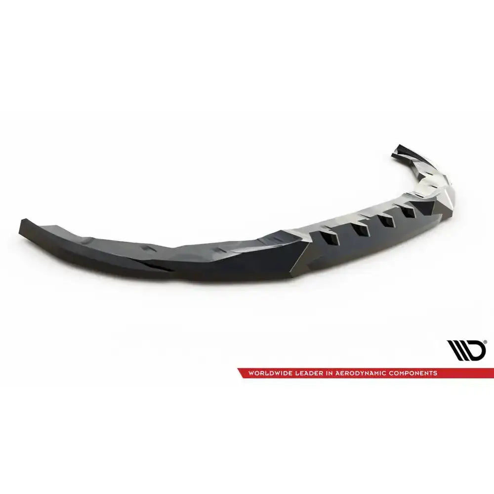 Front splitter til BMW 2 Serie Coupe M-Pack G42 med markante vinkler, avbildet fra skrå vinkel.