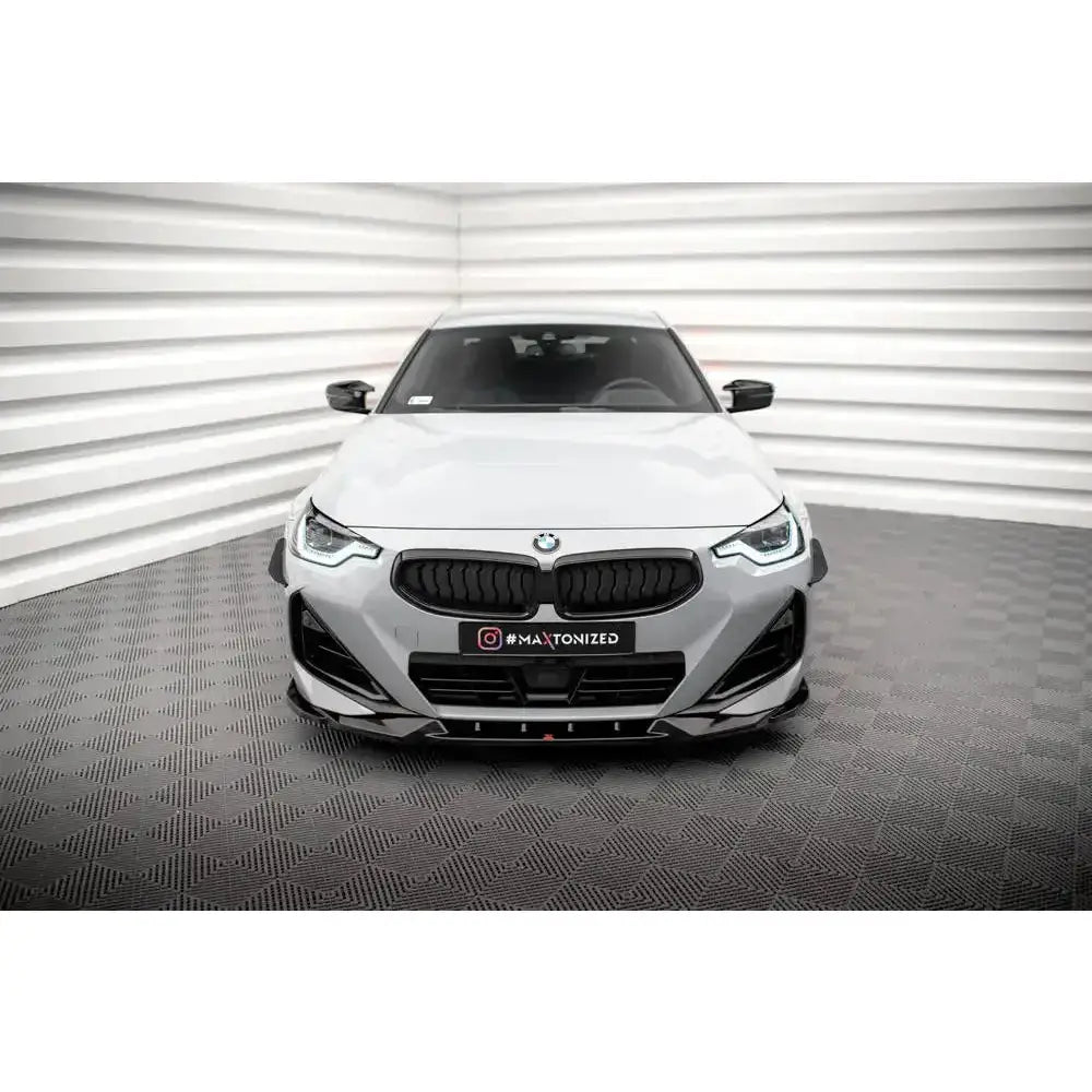 Frontspoiler på BMW 2 Serie Coupe M-Pack G42, hvit bil med sorte detaljer i fronten.