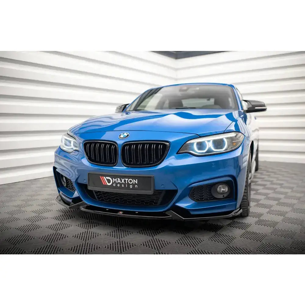 Front lip på blå BMW 2 Serie M-Pack F22 med sorte detaljer og Maxton Design-logo foran.