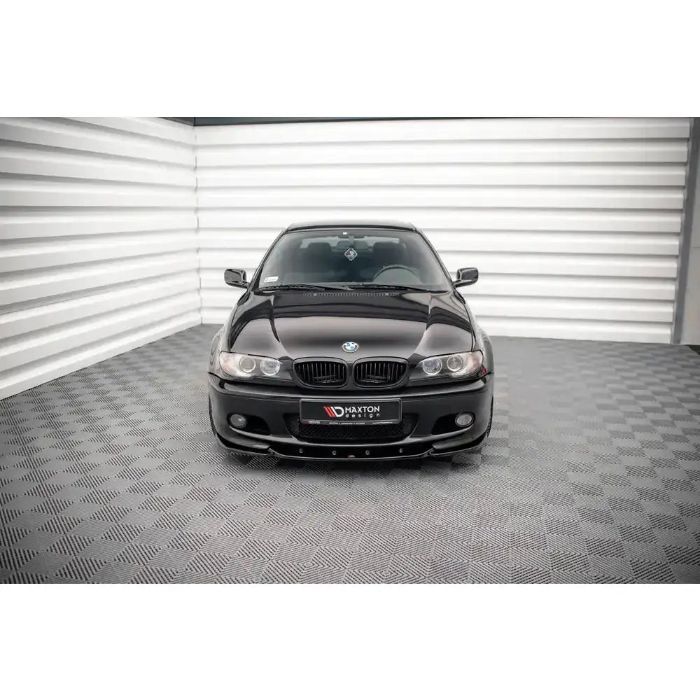 Frontspoiler på BMW 3 Coupe M-Pack E46 99-05 sett forfra i lyst rom med riflet veggpanel.