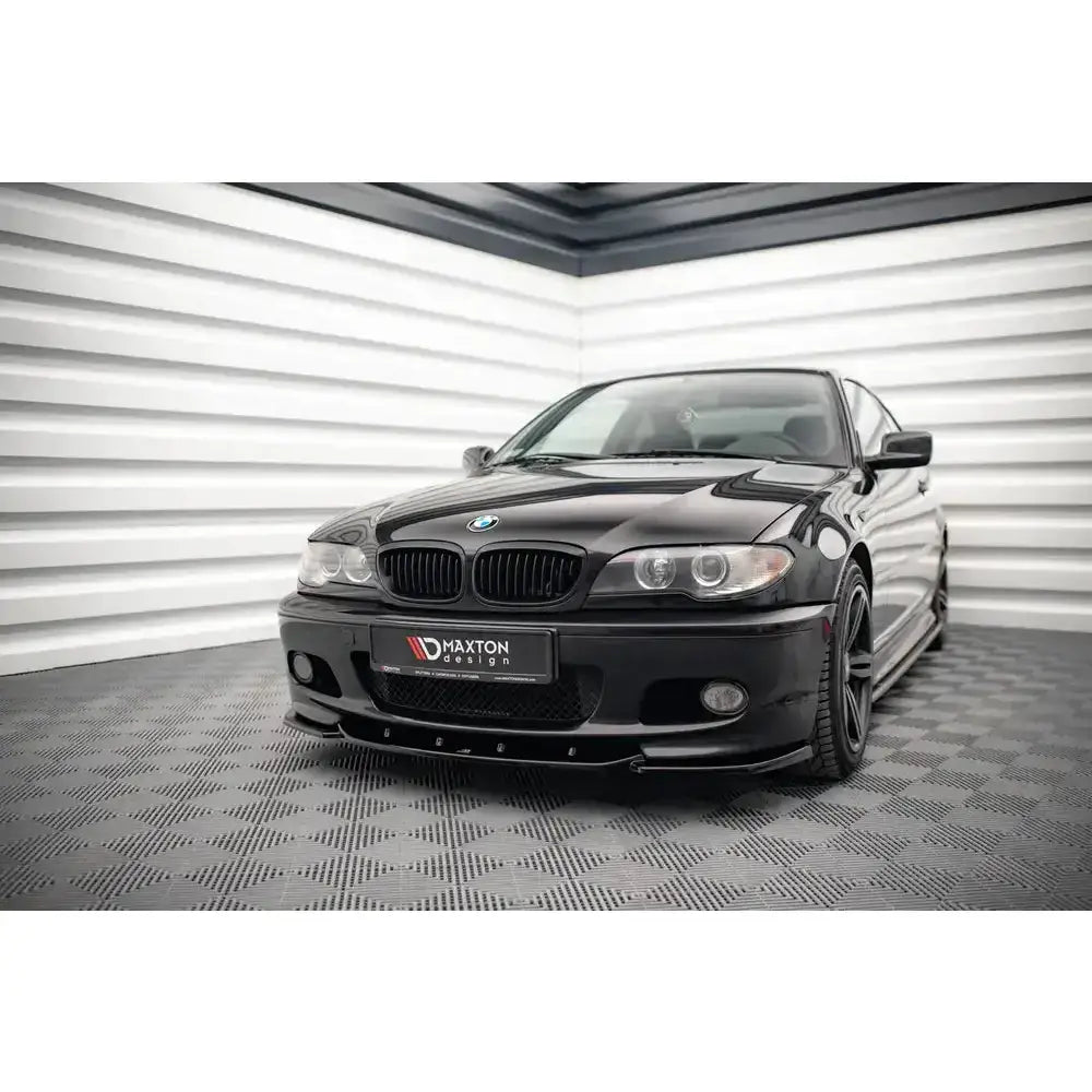 Front lip på BMW 3 Coupe M-Pack E46 med sportslig design og Maxton Design-logo på nummerskiltet.