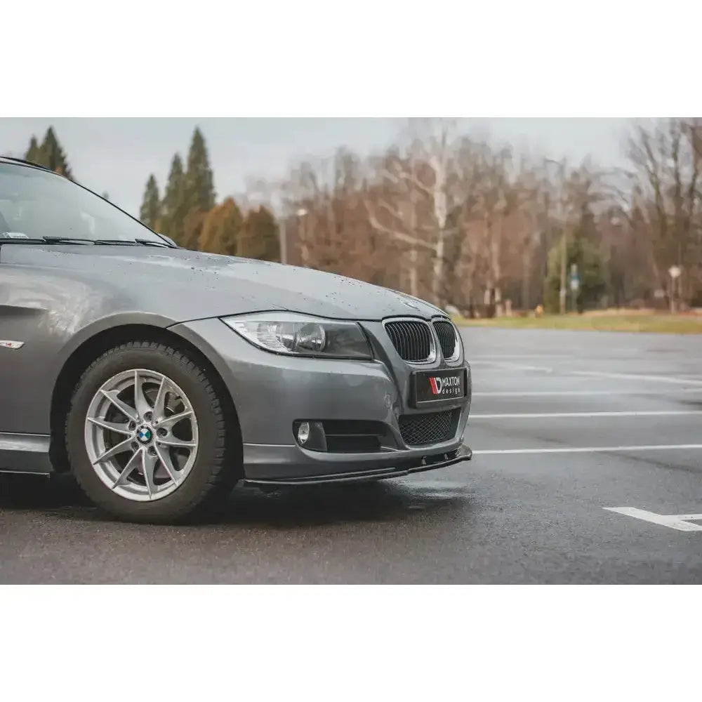 Front splitter på grå BMW 3 E90/E91 Facelift, sett skrått forfra med fokus på frontfanger og felger.