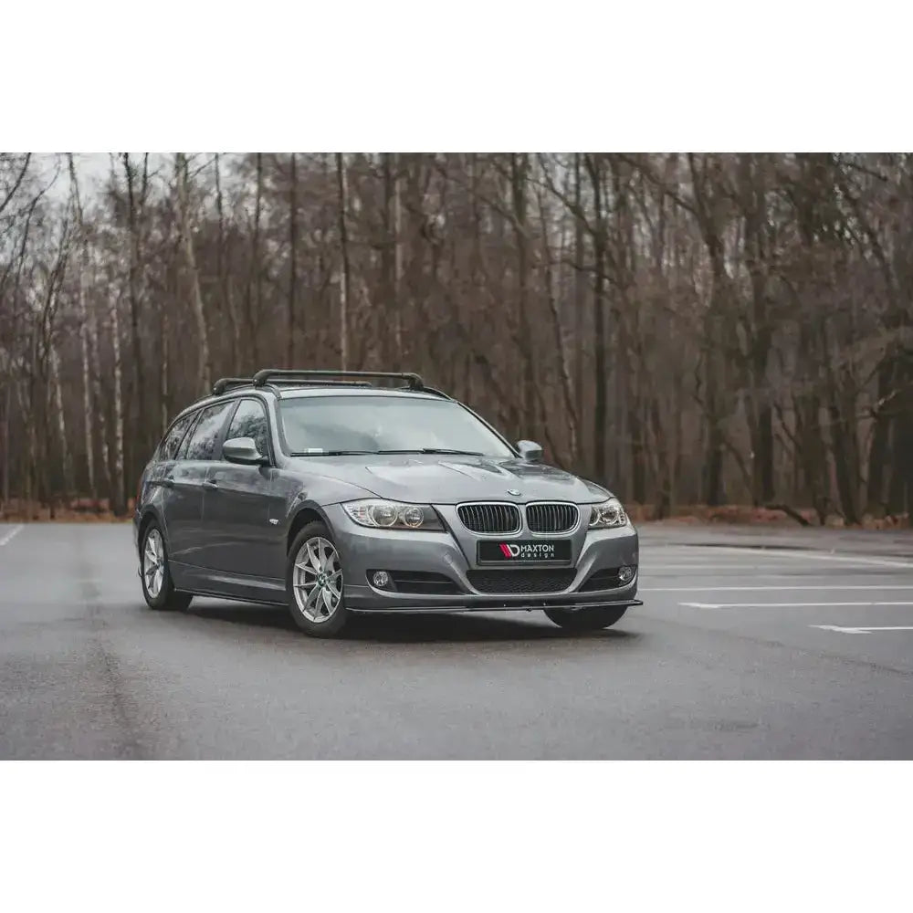 Frontspoiler på grå BMW 3 E91 Facelift stasjonsvogn med takstativ, fotografert fra skrå forside.